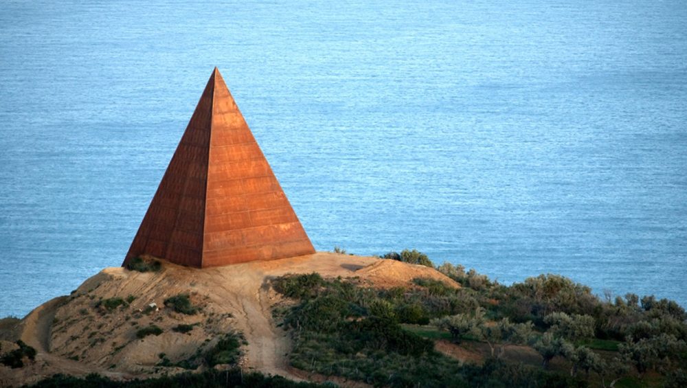 Opera d'arte piramidale a Fiumara d'Arte