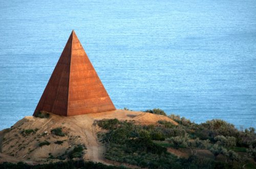 Opera d'arte piramidale a Fiumara d'Arte